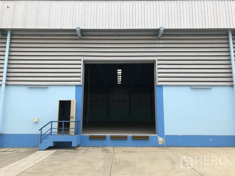 货栈 出租在Samut Prakan - 抬高式装卸月台，配大尺寸卷帘门与侧门。