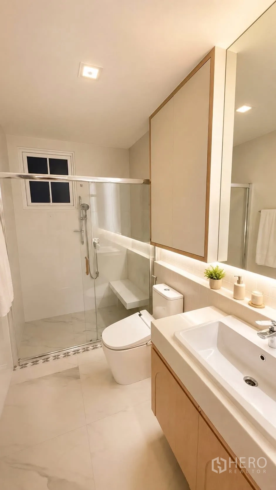 独栋房屋 for rent or sale in Bang Phli, Samut Prakan - 现代浴室，玻璃淋浴间、坐便与台上盆洗手台。
