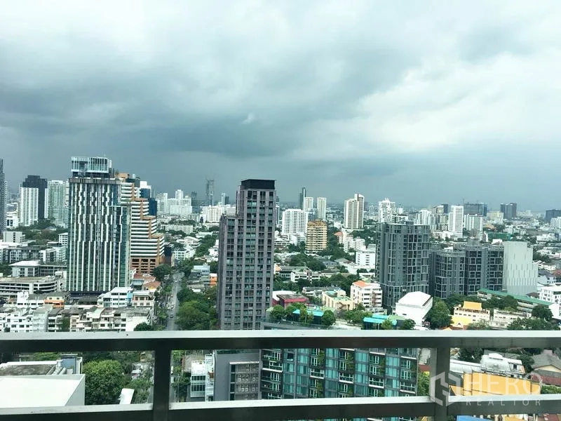 公寓 出租在Khlong Toei, Bangkok - 高楼阳台眺望Ekkamai–Thonglor天际线，乌云密布。