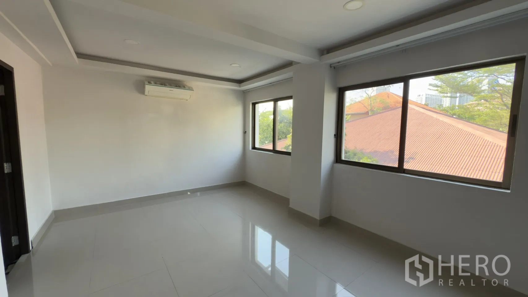 联排别墅 for rent in Watthana, Bangkok - 拐角房间配多扇窗与壁挂空调，自然采光充足。