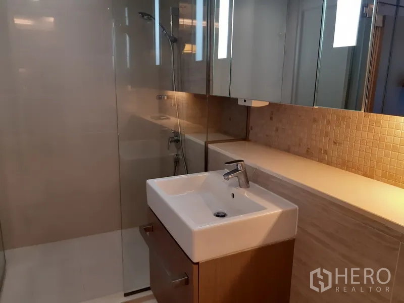 公寓 出租在Watthana, Bangkok - 当代风浴室，方形台盆、镜柜与步入式玻璃淋浴间。