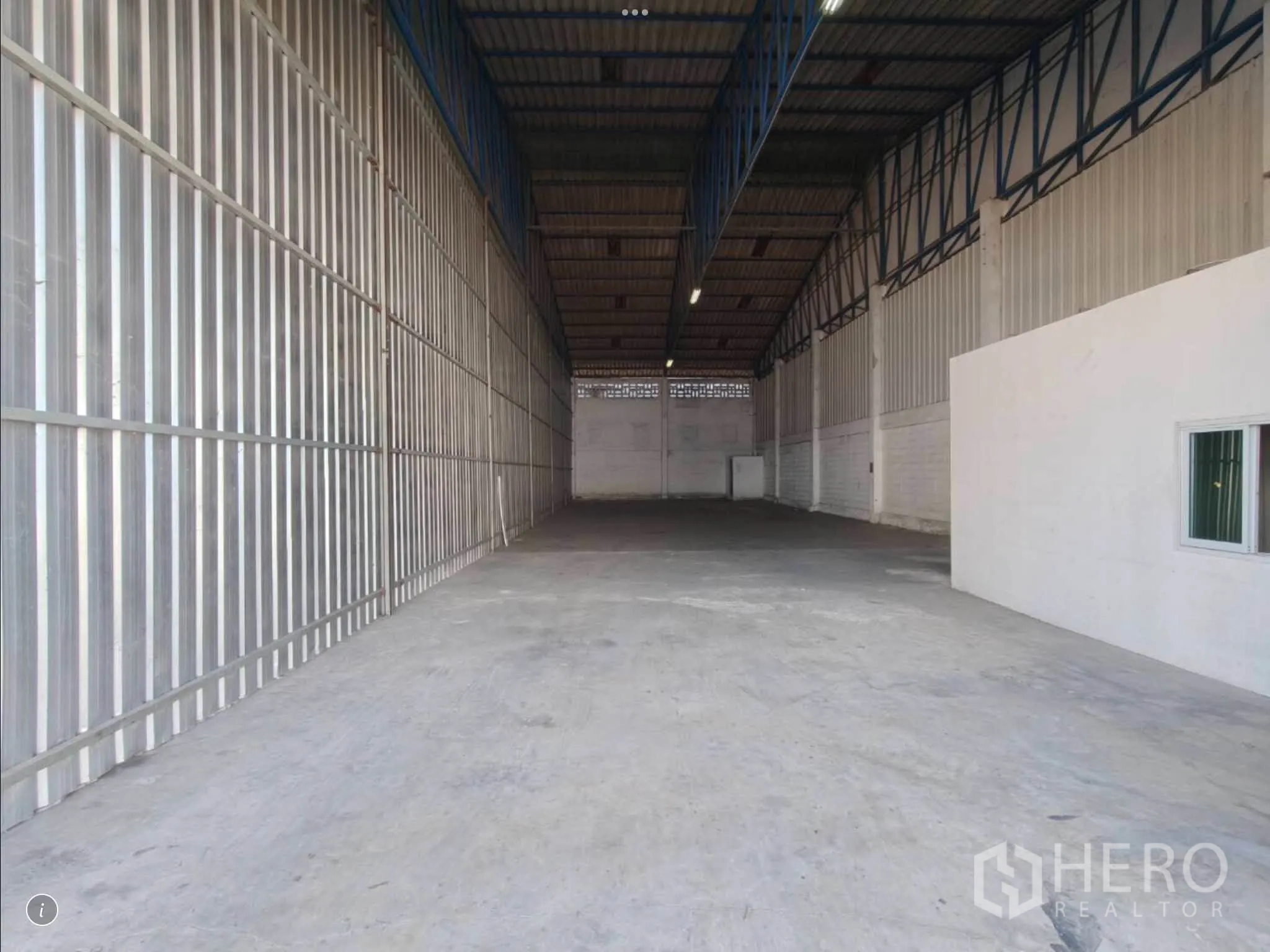โกดัง for rent in Bang Phli, Samut Prakan - โถงโกดังลึก ผนังเมทัลชีท ไฟส่องสว่าง และหน้าต่างออฟฟิศภายใน.