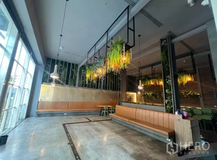 พื้นที่ขายปลีก ให้เช่า - ฮอลล์ร้านอาหารกว้าง พื้นคอนกรีต เบาะยาว และต้นไม้แขวน