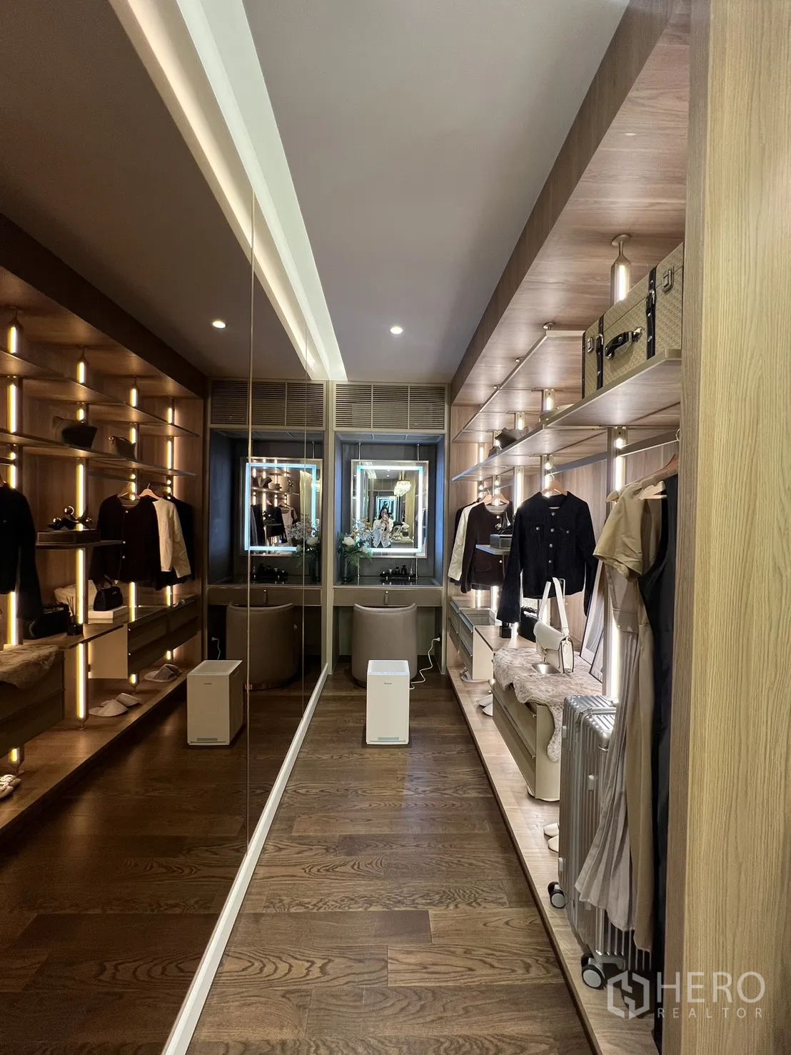 Detached House for sale in Lat Phrao, Bangkok - Walk-in wardrobe with mirrored wall, illuminated shelves and dressing vanity.