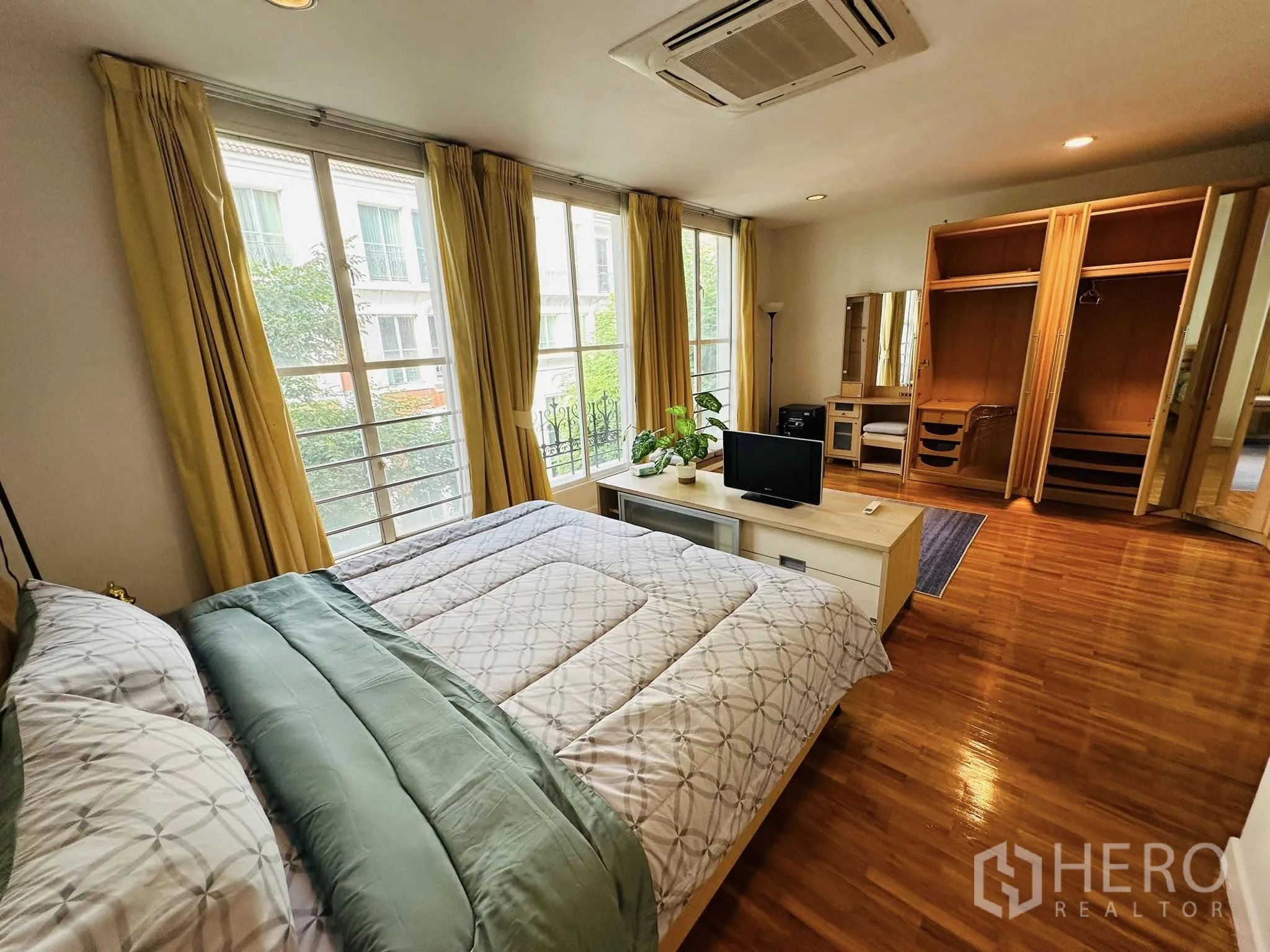 联排别墅 出租在Watthana, Bangkok - 卧室配吸顶式空调、开放衣柜、大窗与亮泽木地板
