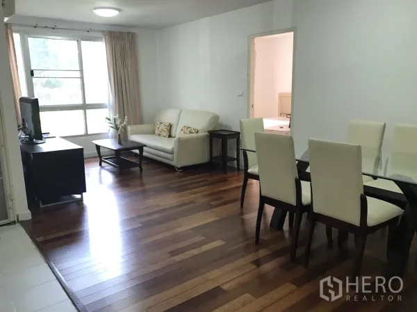คอนโด ให้เช่าในWatthana, Bangkok - ห้องนั่งเล่นและรับประทานอาหารพื้นไม้ โต๊ะกระจก ชั้นวางทีวี และหน้าต่างบานใหญ่