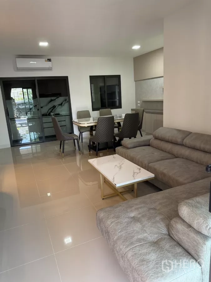 Townhouse for rent or sale in Bang Phli, Samut Prakan - Open-plan living and dining space with large floor tiles and sliding doors.