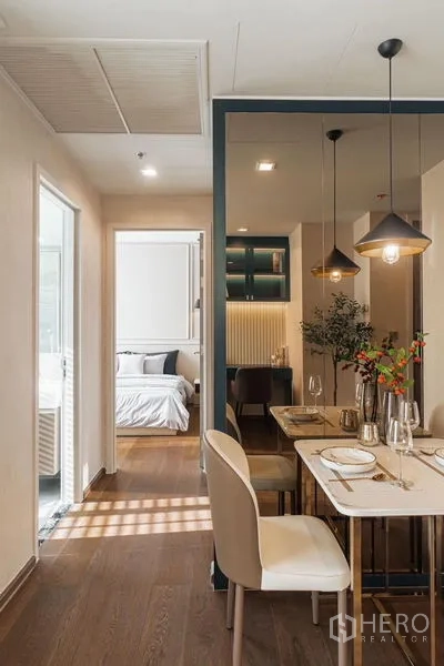 Condominium for rent in Khlong Toei, Bangkok - Compact dining nook with pendant lights facing the bedroom and work station.