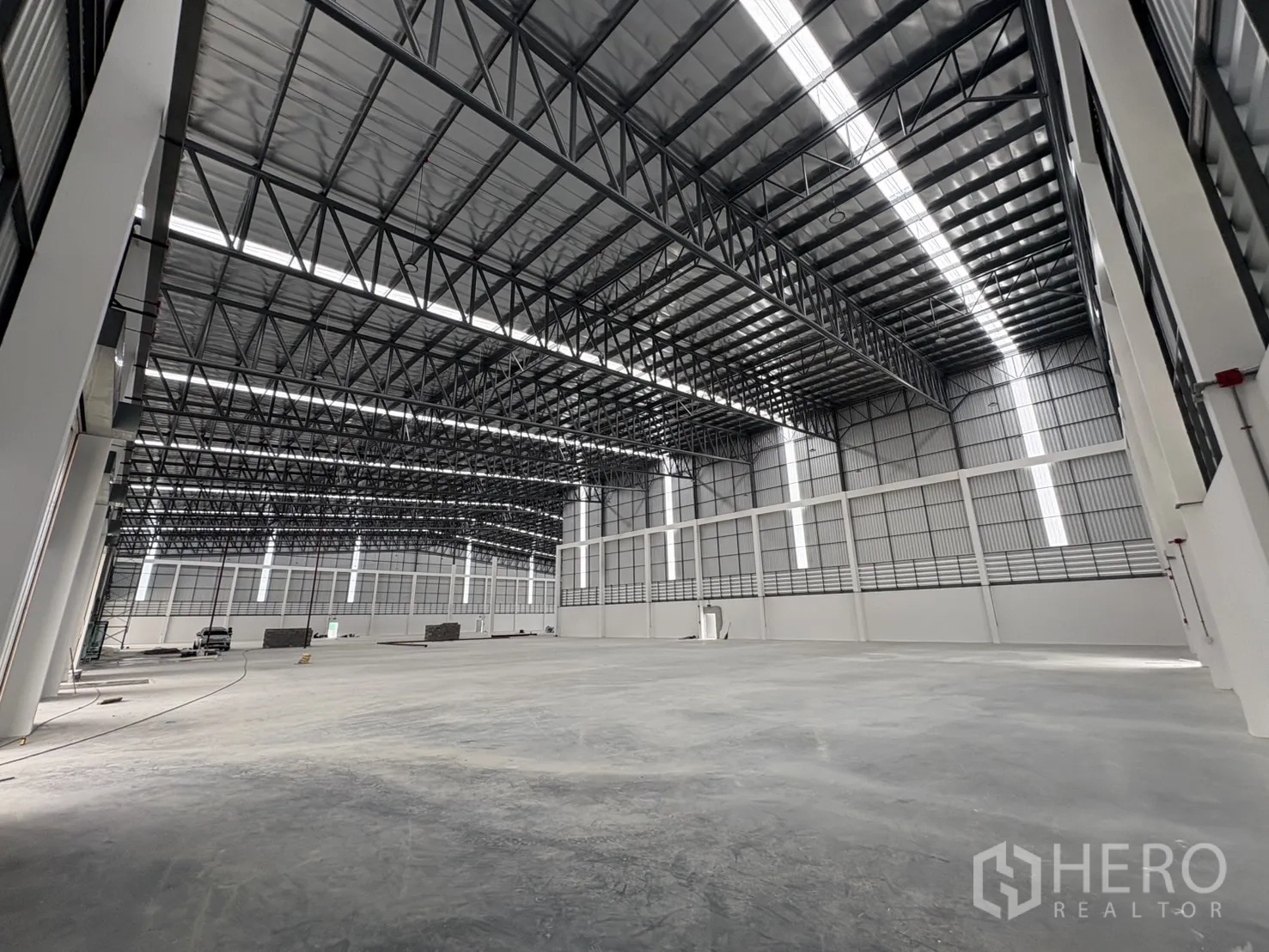 โรงงาน for rent in Bang Pakong, Chachoengsao - ฮอลล์การผลิตขนาดใหญ่ หลังคาสูงและแถบแสงธรรมชาติ.