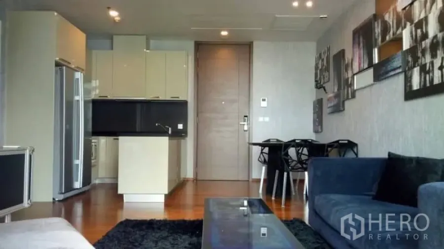 คอนโด ให้เช่าหรือขายในWatthana, Bangkok - ห้องนั่งเล่นแบบเปิดโล่งต่อเนื่องครัวบิวท์อิน ชุดรับประทานอาหาร โซฟาสีน้ำเงิน และพื้นไม้