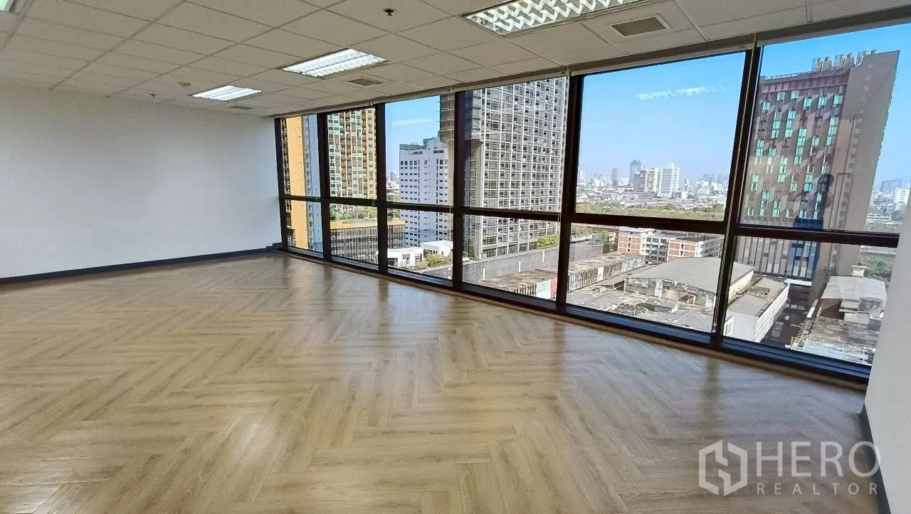 สำนักงาน for rent in Ratchathewi, Bangkok - พื้นที่เปิดโล่งริมหน้าต่างบานใหญ่ มองเห็นตึกสูง พื้นไม้