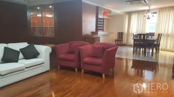 公寓 出租在Khlong Toei, Bangkok - 开放式客餐厅，实木地板光亮，配成套沙发。