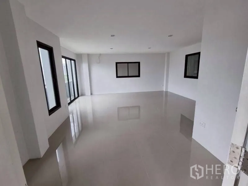 Warehouse for rent in Lam Luk Ka, Pathum Thani - Open-plan office level with multiple windows and sliding glass doors.