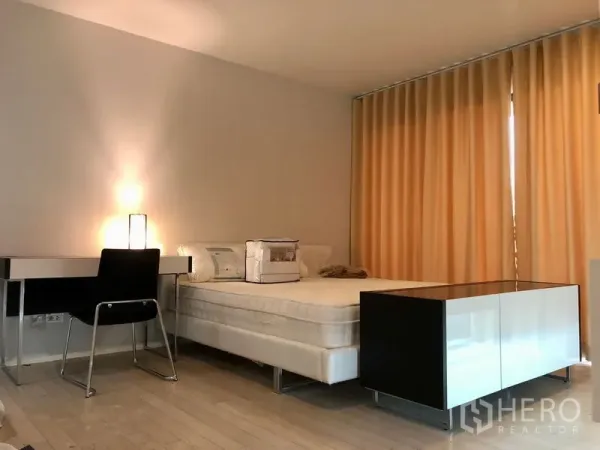 คอนโด ขายในWatthana, Bangkok - ห้องนอนกว้าง เตียงขนาดควีน โต๊ะทำงาน แสงไฟนุ่มนวล และผ้าม่านสีครีมยาว