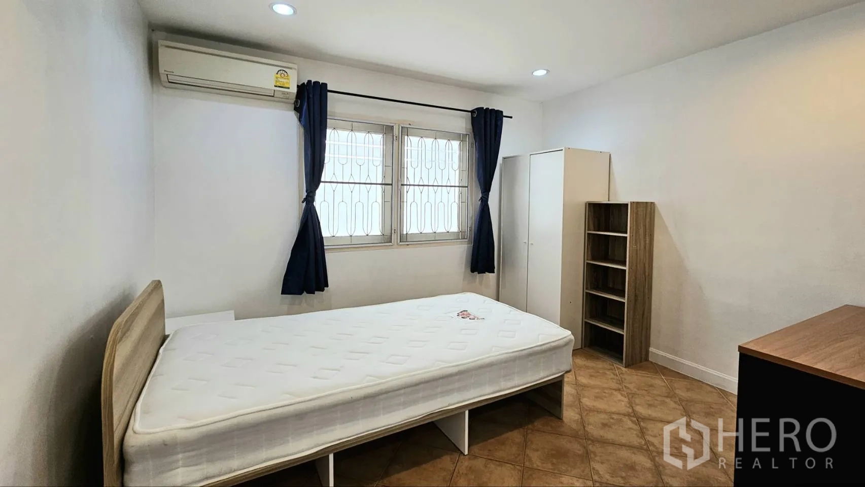 独栋房屋 for rent in Saphan Sung, Bangkok - 宽敞卧室，床、衣柜与开放式书架，地面为瓷砖。