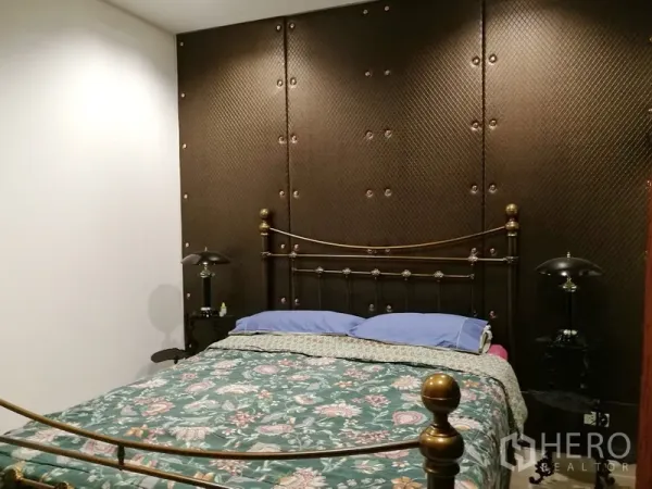 公寓 出租或出售在Bang Kho Laem, Bangkok - 主卧室，金属床架与深铜色质感背景墙。