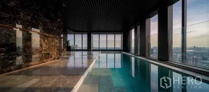 公寓 出租或出售在Khlong Toei, Bangkok - 室内恒温泳池，落地窗外尽享城市全景。