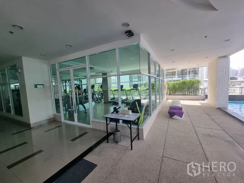 公寓 出租在Ratchathewi, Bangkok - 玻璃房健身房临池而建，配有有氧与力量设备