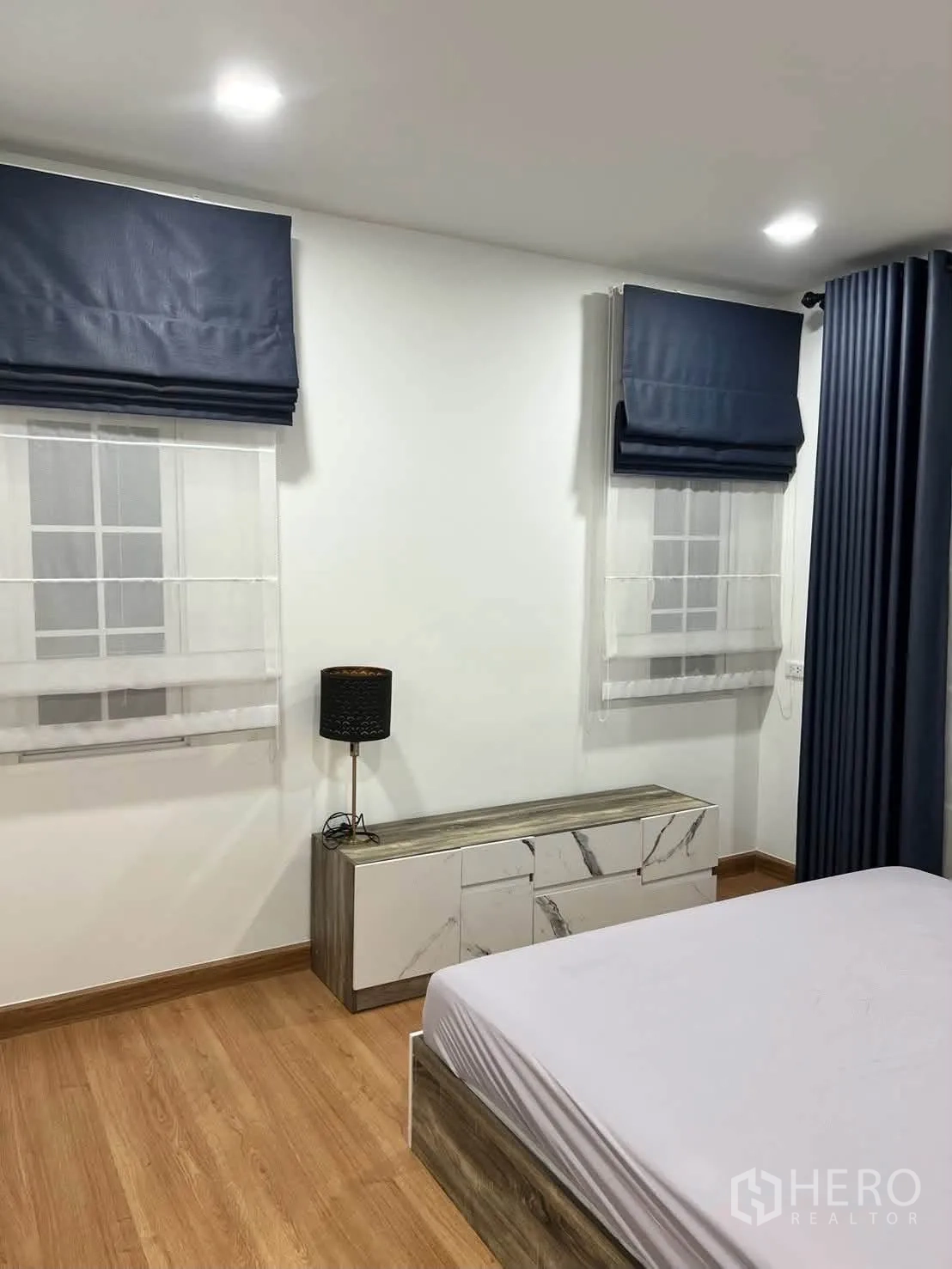 半独立式住宅 for rent in Prawet, Bangkok - 卧室一角，双窗、罗马帘、矮柜与台灯