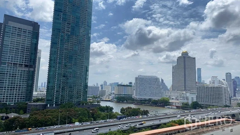 公寓 出租在Khlong San, Bangkok - 公寓高层眺望湄南河与城市天际线。
