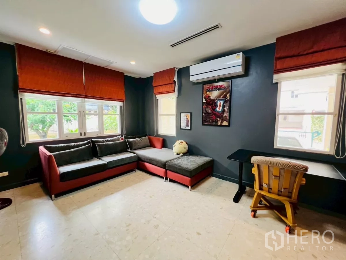 独立式住宅 出租在Prawet, Bangkok - 书房/家庭室，转角沙发、书桌与空调配置。
