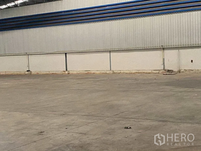 คลังสินค้า ให้เช่าในLat Krabang, Bangkok - พื้นที่ภายในโล่งของโกดัง ผนังเมทัลชีทและพื้นคอนกรีตขนาดกว้าง