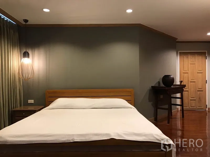 公寓 出售在Watthana, Bangkok - 卧室内木床、吊灯与书桌