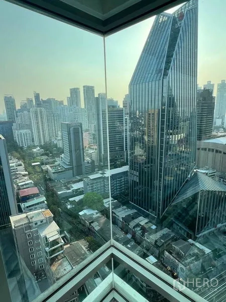 คอนโด ให้เช่าในWatthana, Bangkok - มุมกระจกพาโนรามาเห็นวิวสกายไลน์กรุงเทพจากคอนโดไฮไรส์
