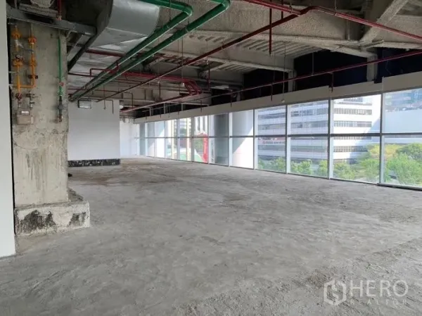 零售空间 出租 - 开放式单元，透过落地窗可见城市与绿景，机电系统已预留。