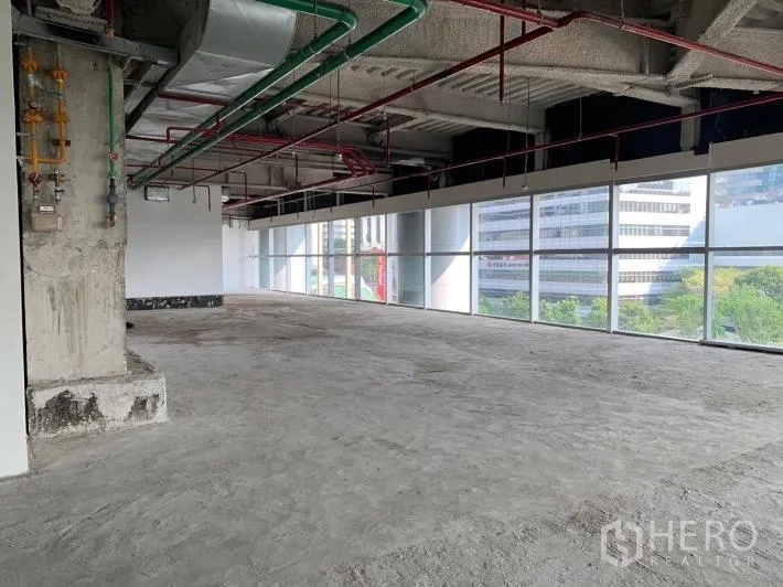 零售空间 出租 - 开放式单元，透过落地窗可见城市与绿景，机电系统已预留。