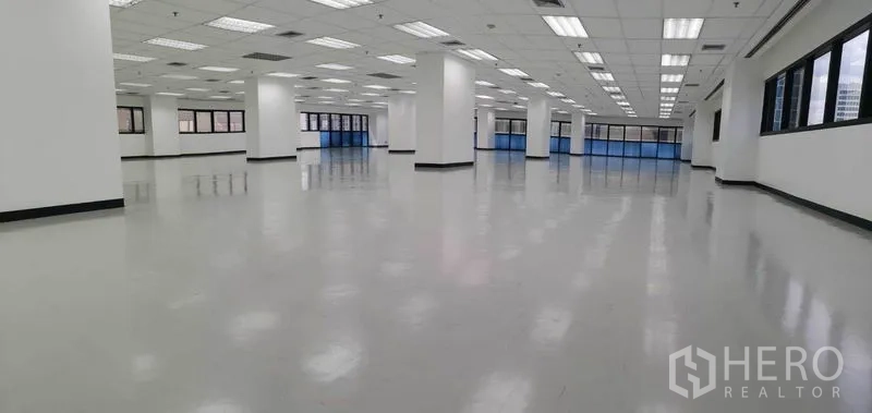 Office Space for rent in Phaya Thai, Bangkok - Panoramic view of an expansive empty office space with many windows and reflective floors.