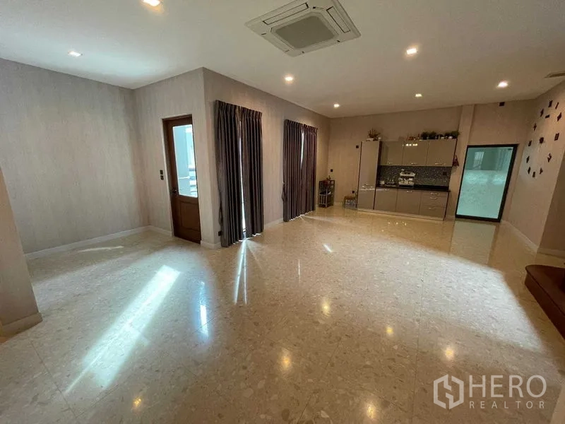 独立式住宅 出售在Mueang Samut Prakan, Samut Prakan - 明亮多功能空间，亮面地砖、高窗帘与嵌入式储物柜