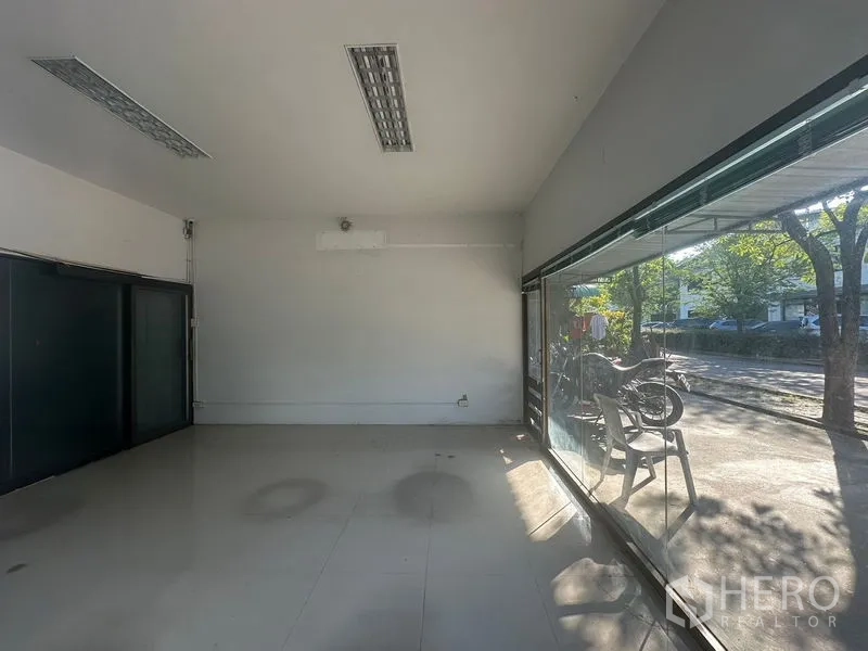 คลังสินค้า ให้เช่าในSaphan Sung, Bangkok - ภายในออฟฟิศหน้าบ้าน กระจกเต็มผนังมองเห็นลานจอดรถร่มรื่น