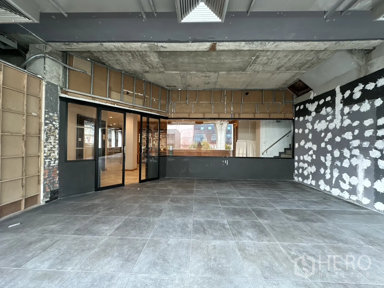 พื้นที่ขายของ for rent in Watthana, Bangkok - โซนหน้าพร้อมประตูกระจกบานเลื่อนและผนังกระจกติดโถง.