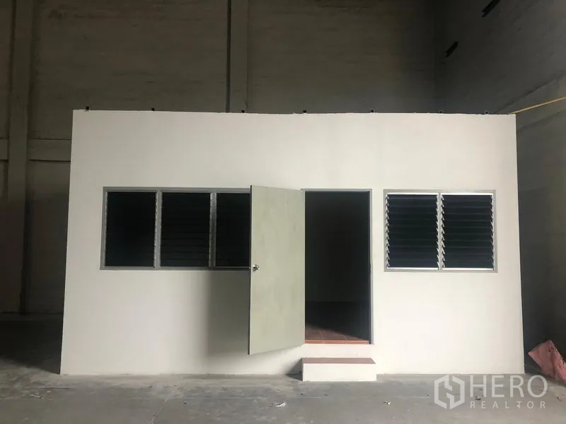 Warehouse for rent in Pathum Thani - Freestanding office box inside the warehouse with two windows and two door openings.