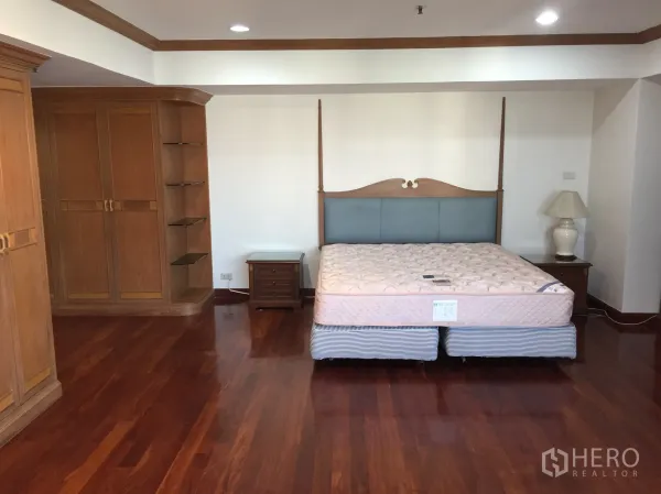公寓 出租在Watthana, Bangkok - 宽敞主卧，抛光木地板与内置木质衣柜。