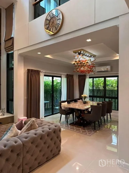 บ้าน ให้เช่าในPrawet, Bangkok - พื้นที่รับประทานอาหารแบบเปิดโล่ง โคมไฟสวย พร้อมประตูกระจกสไลด์สู่พื้นที่สีเขียว