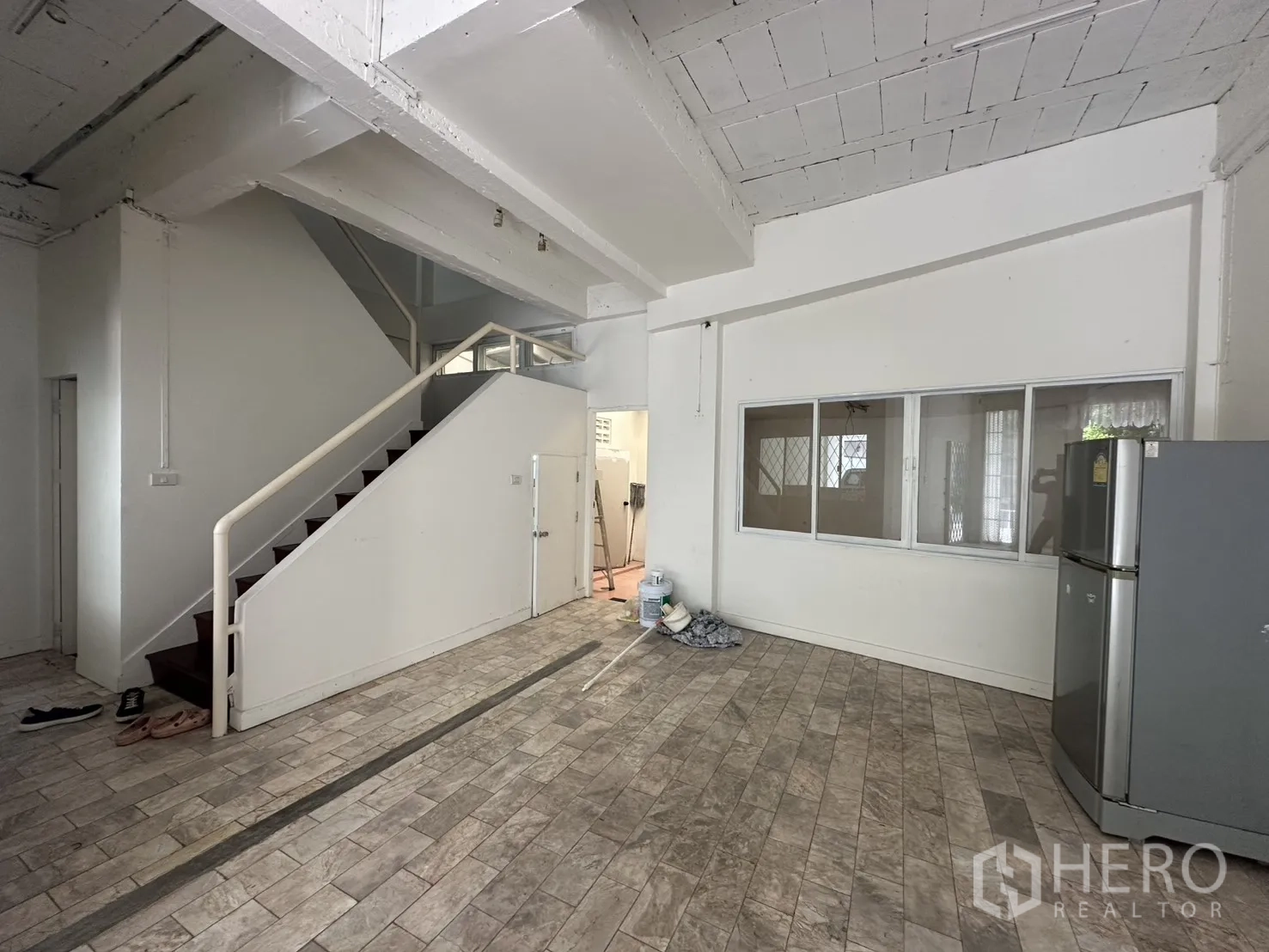 โฮมออฟฟิศ for rent in Watthana, Bangkok - บันไดและผนังกั้นกระจกข้างพื้นที่สำนักงานแบบเปิด.
