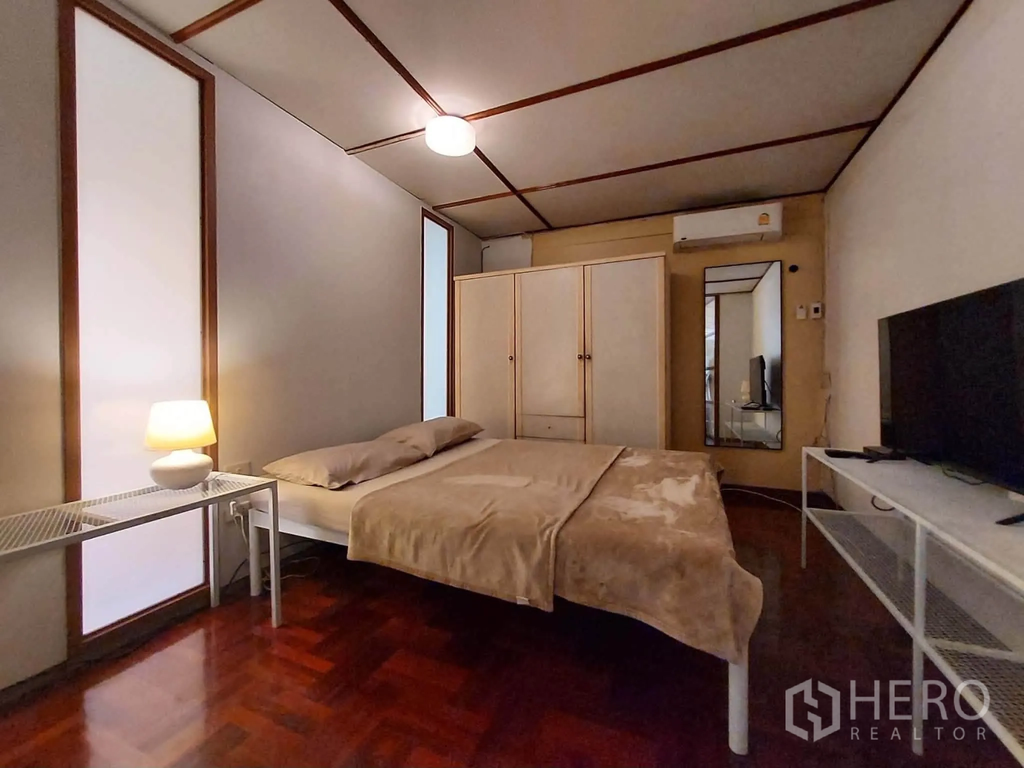 บ้านเดี่ยว for rent or sale in Mueang Samut Prakan, Samut Prakan - ห้องนอนแขกพร้อมเตียง ตู้เสื้อผ้า ทีวี และแอร์