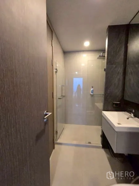 公寓 出租在Phaya Thai, Bangkok - 浴室另一角度，展示步入式淋浴与单一洗手盆。