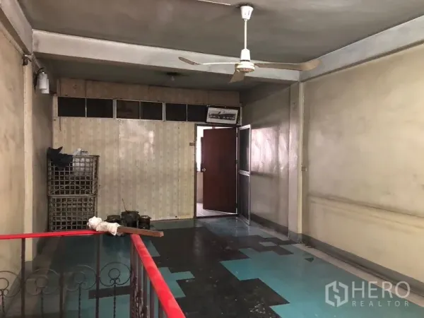 店屋 出租 - 开放式楼层大厅，带吊扇与拼色地面及楼梯扶手，可灵活布置工作区。