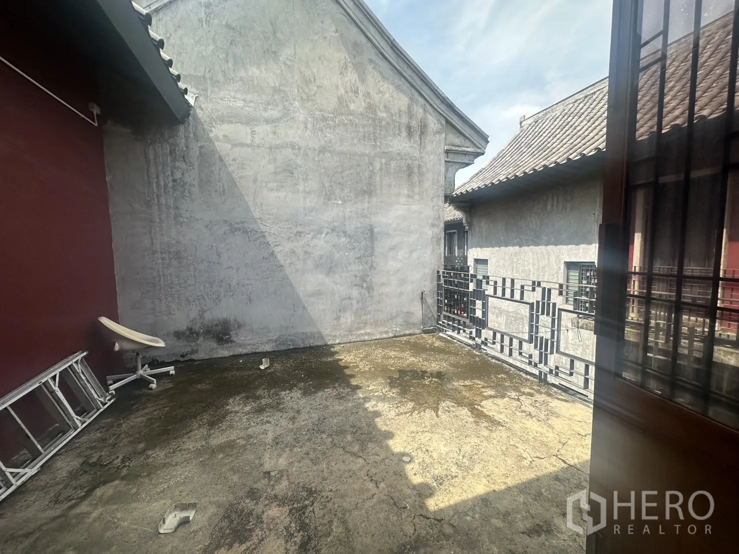 带办公室的家 出租在Pathum Wan, Bangkok - 户外露台另一角度，适合作为员工休憩区。