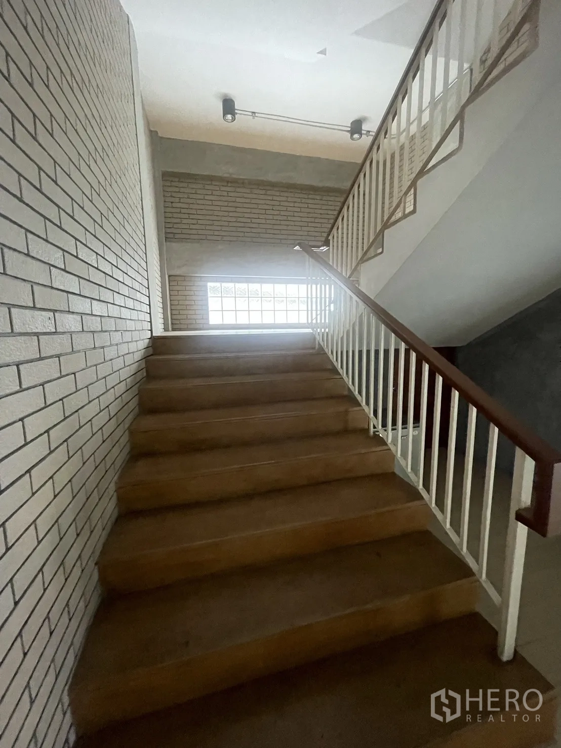 带办公室的家 出租在Suan Luang, Bangkok - 室内楼梯，涂装砖墙与金属扶手。