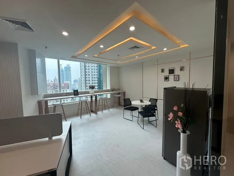 สำนักงาน ให้เช่า - ออฟฟิศสว่างพร้อมเคาน์เตอร์ริมหน้าต่าง วิวสกายไลน์ และไฟฝ้าดีไซน์