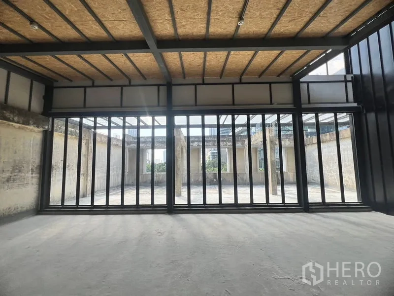 零售空间 出租在Watthana, Bangkok - 整面纵向框架玻璃立面，连接采光充足的屋顶庭院