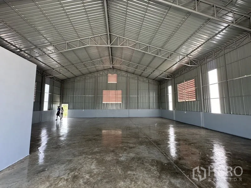 คลังสินค้า ให้เช่าในPak Kret, Nonthaburi - พื้นที่โกดังอากาศถ่ายเท หน้าต่างบานเกล็ดหลายจุด หลังคาช่วงเสาเดียว