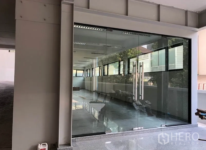 Office Space for rent in Khlong Toei, Bangkok - Ground-floor office entrance featuring full-height glass doors and large windows.