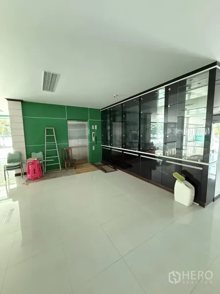 คลังสินค้า ให้เช่าในMueang Samut Prakan, Samut Prakan - โถงชั้นล่างมีลิฟต์ขนของและตู้กระจกบิวท์อิน