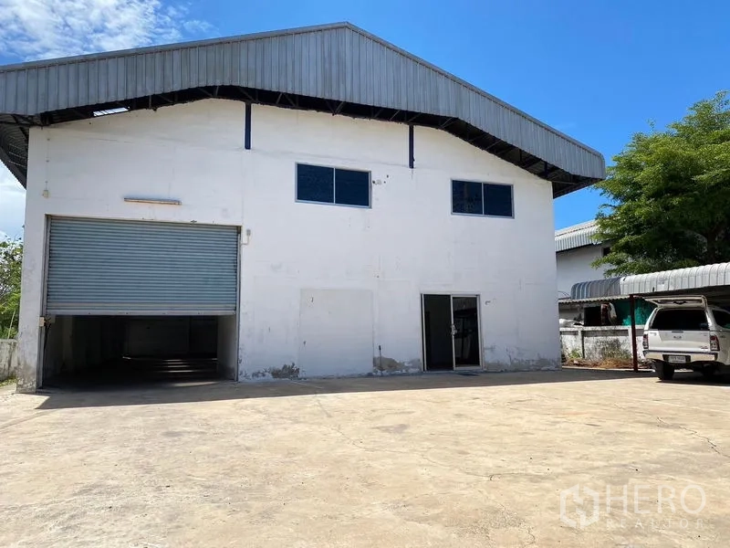 工厂 出租或出售在Bang Phli, Samut Prakan - 工厂立面展示卷闸装卸口与车道入口。