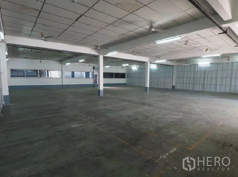 货栈 出租在Bang Kapi, Bangkok - 大面积储存区，高天花与金属面墙体，照明充足。